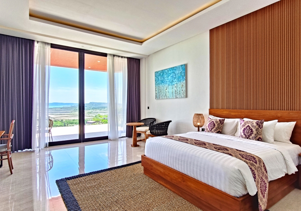 Interior view of Bungalow Queen