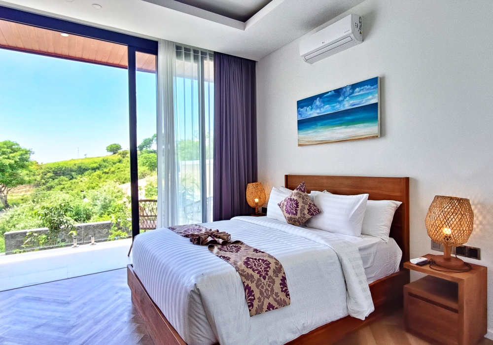 Interior view of Bungalow Queen